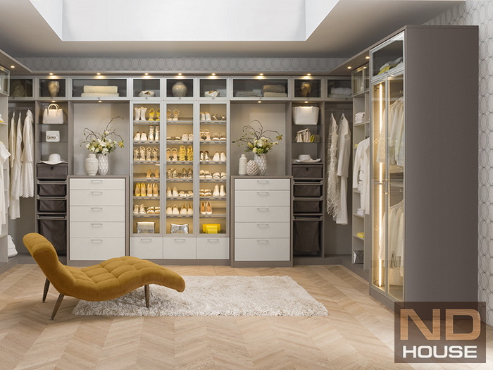 Гардеробная комната Golden Lights. <br />От 5200 руб/кв.м.
