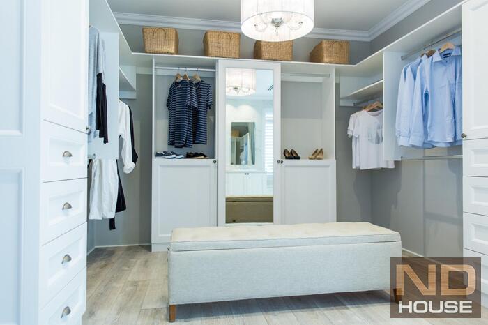 Гардеробная комната Domestic white. <br />От 6550 руб/кв.м.